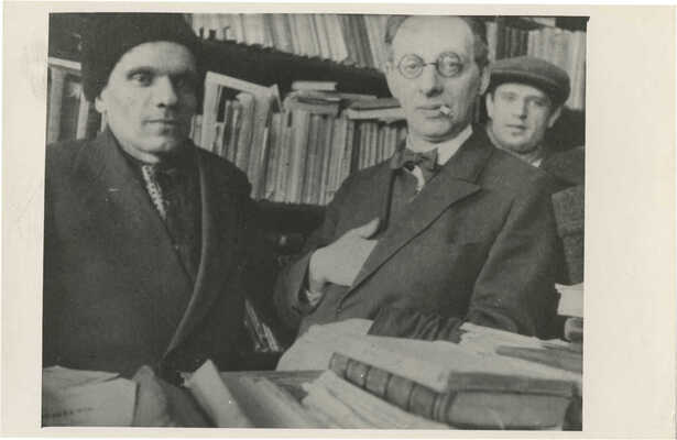 Две фотографии Давида Самойловича Айзенштата."В лавке писателей" [1930-е], портрет